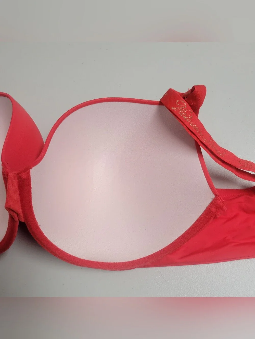 Victoria's Secret NWt T-Shirt Push-Up  Bra Red Size 38DD.